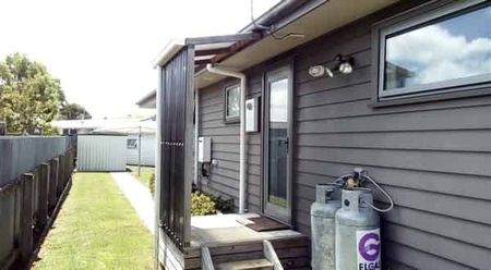 Modern and Sunny - Photo 2