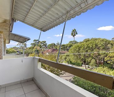 Well Appointed Top Floor Apartment with Large Garage - Photo 4