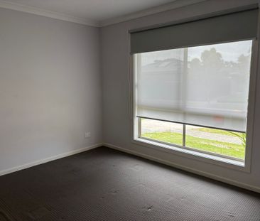 Great Family Living in Roxburgh Park - Photo 3