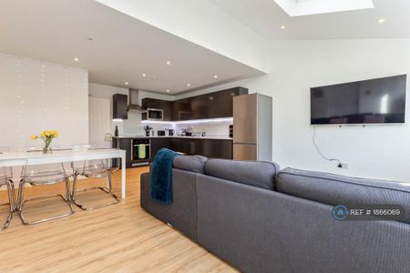 5 bedroom semi-detached house to rent - Photo 3