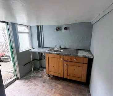 3 bedroom end of terrace house to rent - Photo 2