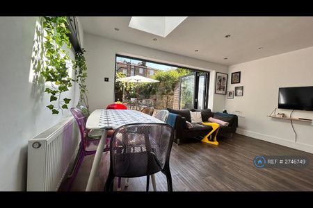 2 bedroom flat to rent - Photo 4