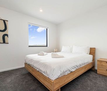 Fully Furnished Modern Townhouse in Flat Bush - Photo 3