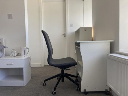 4 bedroom private hall to rent - Photo 4