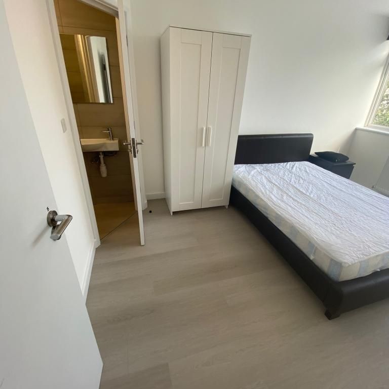 1 bedroom in a flat share to rent - Photo 1