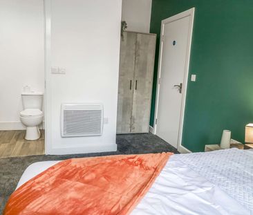 Beautifully Presented 6 bedroomed property Room 2 - Photo 6