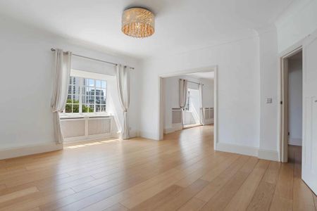 Bright and spacious four-bedroom flat located in Eton Court. - Photo 2