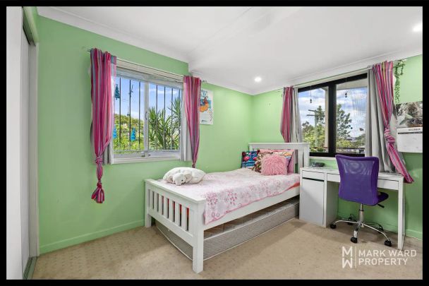 “Stunning 4-Bed House with Spacious Backyard” - Photo 1