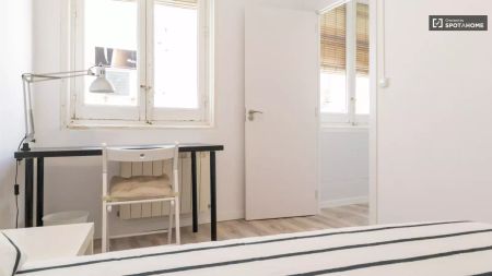 Room in a shared 12-bedroom apartment for rent in Sol, perfect for professionals and students - Foto 3
