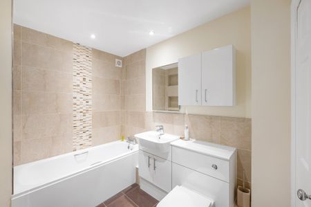 Selhurst Close, London, SW19 ground floor flat to rent - Photo 4