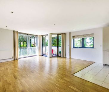 A contemporary style apartment set in the heart of Sevenoaks. - Photo 3