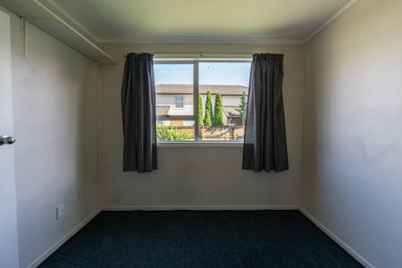 Charming Three-Bedroom Home with Brand New Kitchen - Photo 5