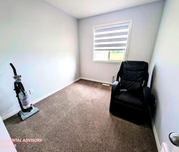 EXECUTIVE 3 BED 2.5 BATH, 2 STOREY TOWNHOUSE W/ ATTACHED TANDEM DOU... - Photo 5