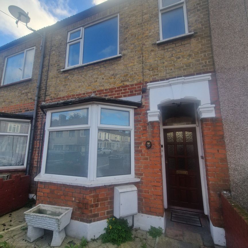 St. Awdrys Road, Barking, IG11 - Photo 2