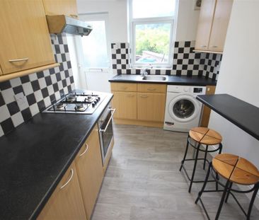 1 Bedroom Apartment - Above Shop To Let - Photo 3