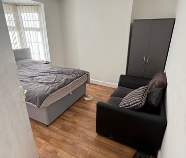 Room in a Shared House, Yew Tree Road, B6 - Photo 5