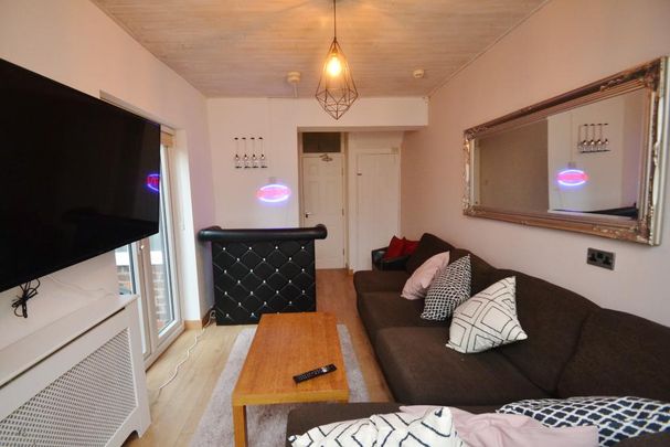 6 bedroom detached house to rent - Photo 1