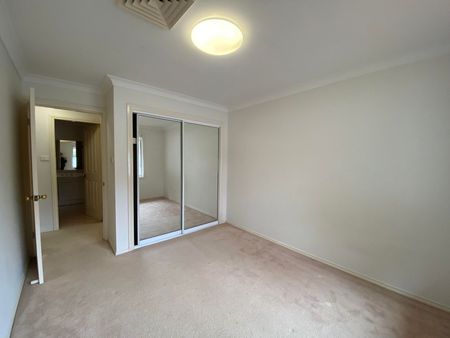 Exceptional Spacious Townhouse - Photo 3
