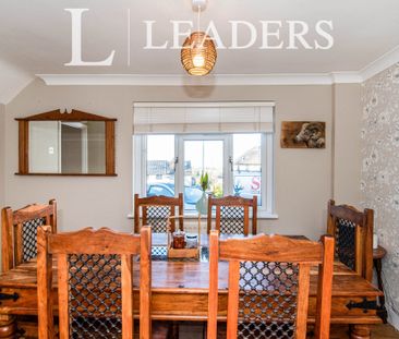 4 bedroom house to rent McKenzie Road, ME5 - Photo 4