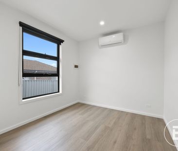 BEAUTIFUL TOWNHOUSE IN A CENTRAL AND CONVENIENT LOCATION - Photo 3