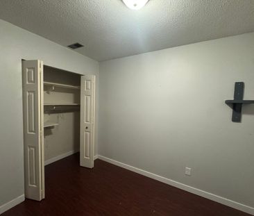 Spacious Home With 2 Kitchens - Photo 6