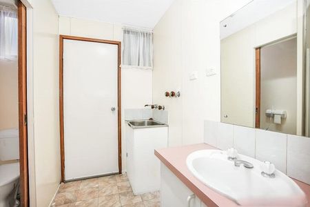 Neat & Tidy 1-Bedroom Granny Flat in Oxley Park WATER INCLUDED - Photo 3