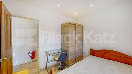 Elegant & Expansive Six Bed 4 Bath Residence with Private Garden in Holloway - Photo 2