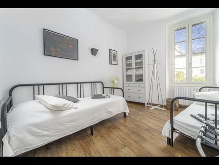 AVIGNON INTRA MUROS: Maison de ville avec petite cour intérieure proche de la Place des Corps Saints - Photo 2