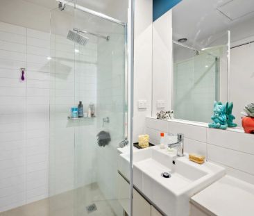 Skyline Serenity: Your Contemporary Oasis - Photo 2