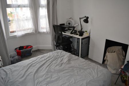 4 bedroom end of terrace house to rent - Photo 4