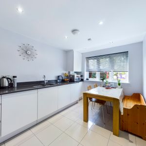3 bed semi-detached house to rent in Eisenhower Lower Close, High Wycombe - Photo 2
