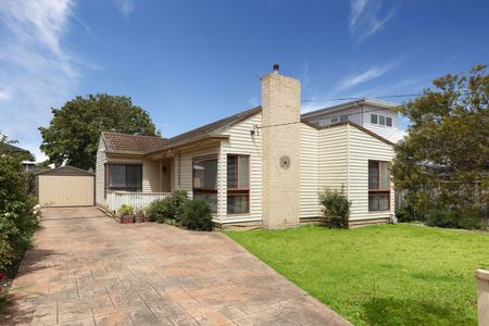 4 Luckins Rd, Bentleigh VIC 3204 - House For Rent | Domain - Photo 2