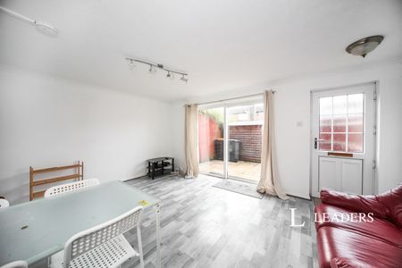 6 bedroom house to rent Elm Park Close, Houghton Regis, Dunstable, LU5 - Photo 2