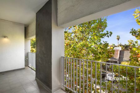Enjoy St Kilda: Stylish, Updated Apartment with Parking! - Photo 5