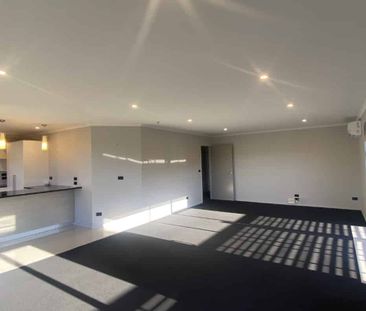 Spacious 3 bedroom town house - Photo 1