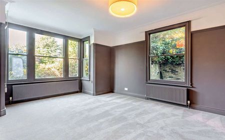 Detached home with spacious, flexible layout and elegant period features throughout - Photo 5