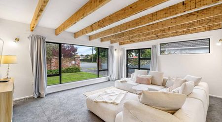 Great Location, spacious living area! - Photo 4