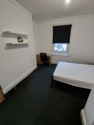 1 bedroom in a house share to rent - Photo 2