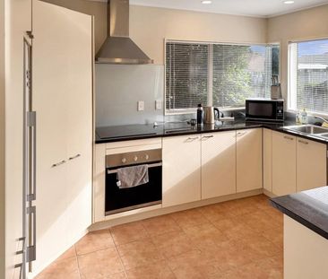 Spacious 3-Bedroom Home in Desirable Golflands - Photo 2