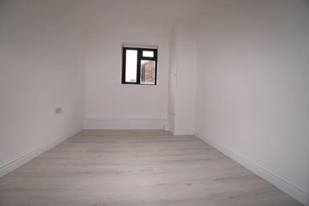 3 bedroom flat to rent - Photo 2