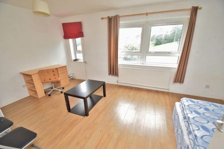 3 bedroom flat to rent - Photo 3