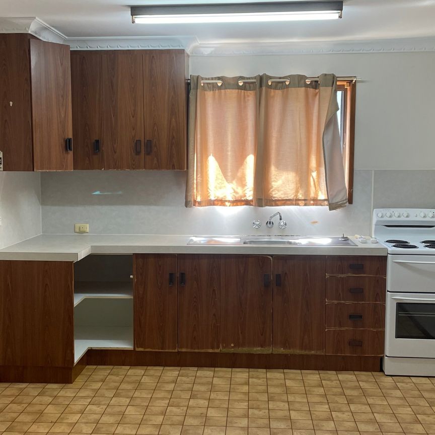 Tidy Unit, close to CBD and beach - POOL IN COMPLEX! - Photo 1