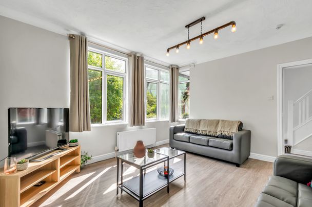 9 HEADINGLEY CRESCENT Leeds - LS6 3EH - Photo 1