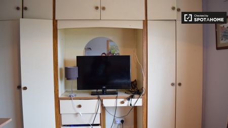 Bright room to rent in 2-bedroom flat in Crumlin, Dublin - Photo 2