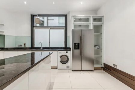 4 bedroom flat in Marloes Road - Photo 5