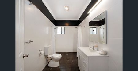 Private residence with large barn shed - Photo 5