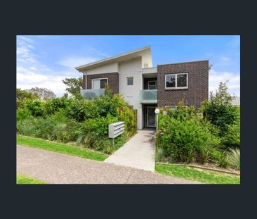 Stylish Studio Apartment with Separate Bedroom & Large Courtyard - Photo 3