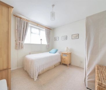 3 bed terraced house to rent in Ash Hill Close, Bushey, WD23 - Photo 5