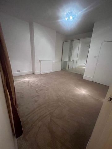 3 Bed Flat, Inchmery Road, SE6 - Photo 2