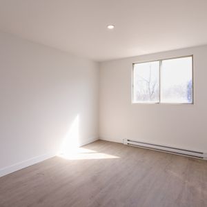 Renovated 2 Bedroom Near Downtown - Photo 3